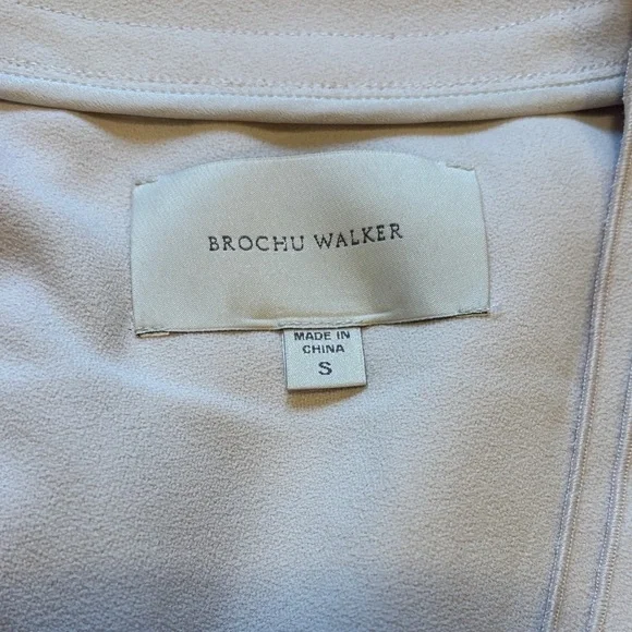 NWT Brochu Walker Soft Cream V-neck Top - Size Small - Picture 12 of 15